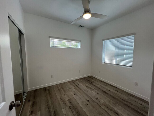 Building Photo - 4BD/2BA, Quick Walk to Campus!