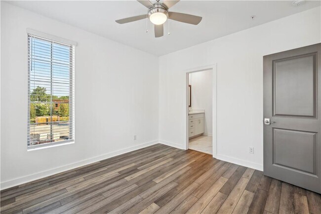 Building Photo - 432 Burton Dr