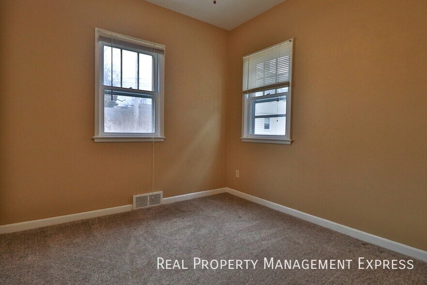 Building Photo - 3 Bedroom 1.5 Bath Near Downtown with Fenc...