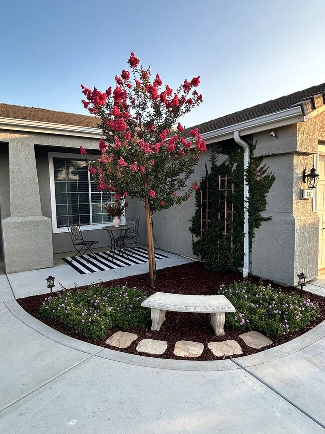 Building Photo - Charming 3 bedroom 2 bathroom home located...