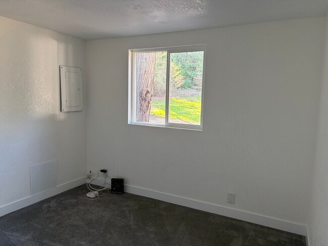 Building Photo - Spacious 3-Bed + Flex Room on Private Fenced 2 Acres, Huge Shop