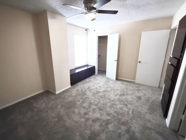 Building Photo - 2 Bedroom 2.5 bath apartment in residential south Denton area. Ecellent location.