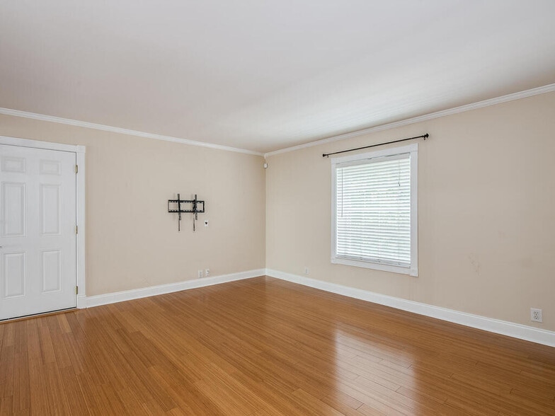 Building Photo - 2600 Park Rd