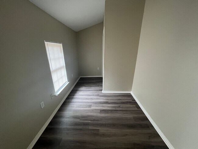 Building Photo - Single Family Home *LEASING SPECIAL AVAILABLE*