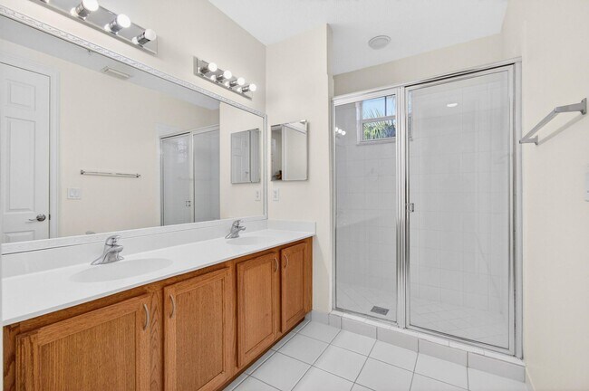 Building Photo - 4 BEDROOMS 3.5 BATHROOMS!! GATED COMMUNITY