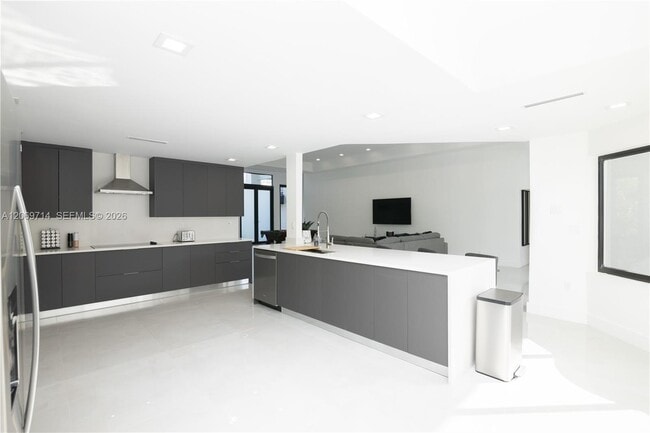 Building Photo - 201 Holiday Dr