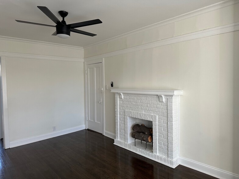 Living Room - 7227 N Wolcott Ave