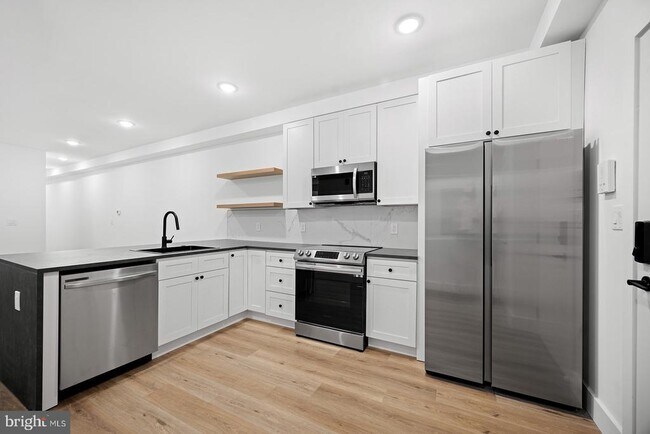 Primary Photo - 3216 W Diamond St