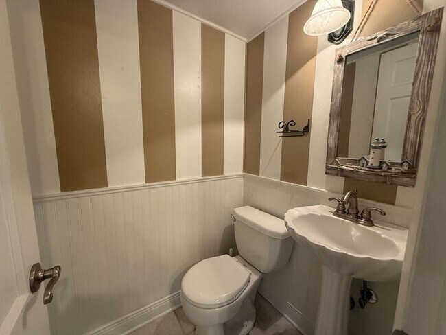 Building Photo - Gulf Breeze - Proper - 5 bedroom, 3.5 bathroom with pool and lawn care included