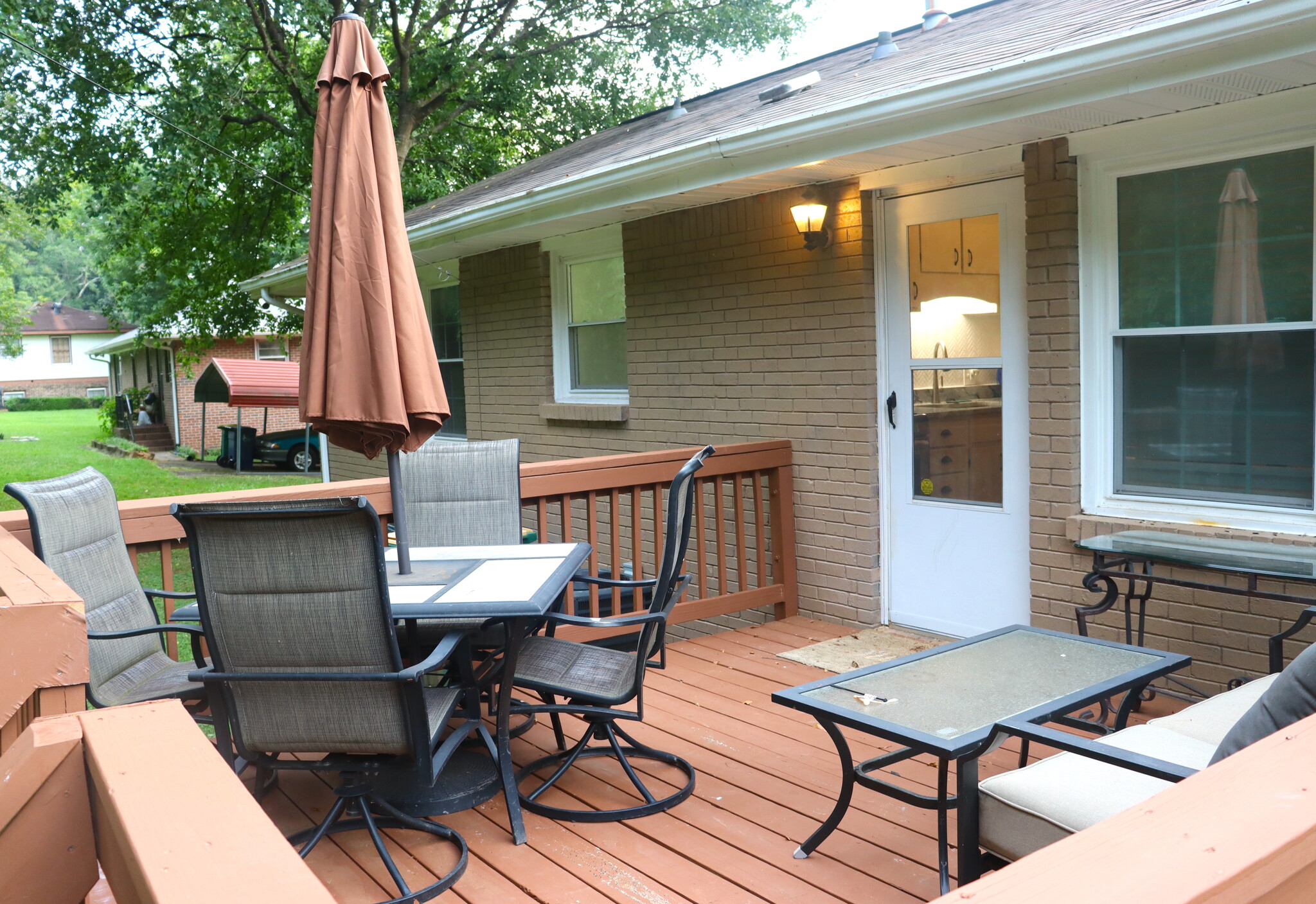 Backyard deck - 390 Dr Martin Luther King Pky