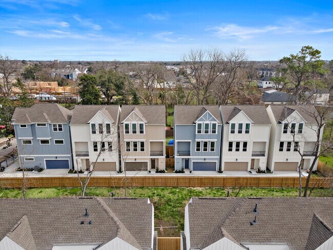Building Photo - 835 Elkhart St