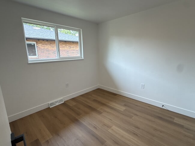 Building Photo - 230 N 11th Ct