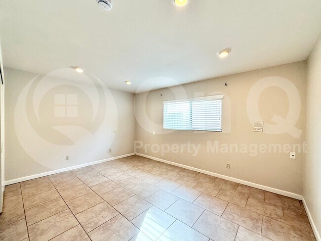 Building Photo - 2718 E Bighorn Ave