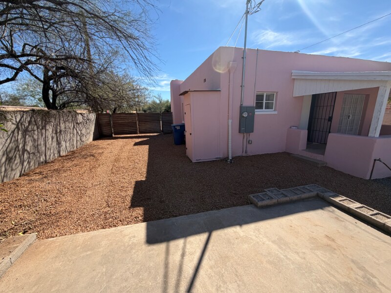 Building Photo - 1827 E Linden St