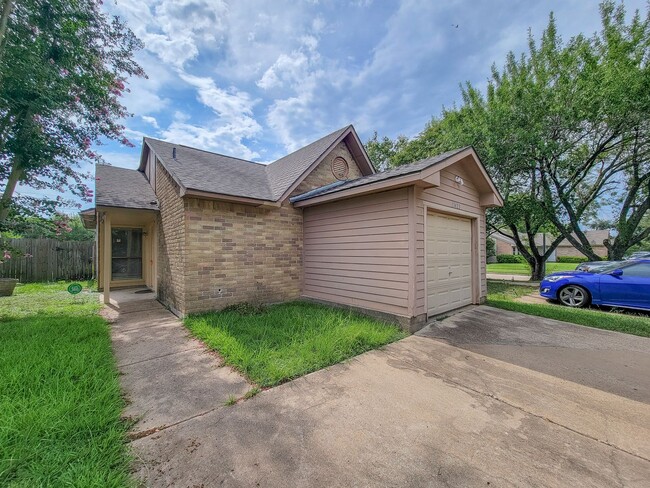 Building Photo - This charming home offers 3 bedrooms and 2...