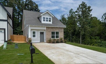 Building Photo - 2 Bedroom with Bonus Office!