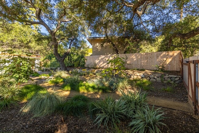 Building Photo - Downtown bungalow