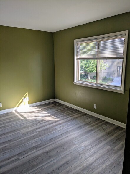 Building Photo - 215 Summit Ridge Dr