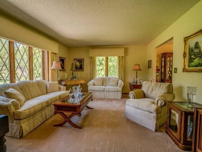 Building Photo - Beautiful 4 Bedroom 3 Bathroom Home With 2...