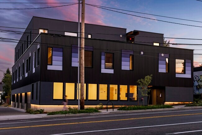 Building Photo - 1614 6th Ave