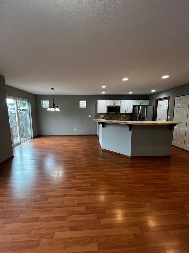 Building Photo - Beautiful 3 bedroom, 2.5 bath House in Puy...