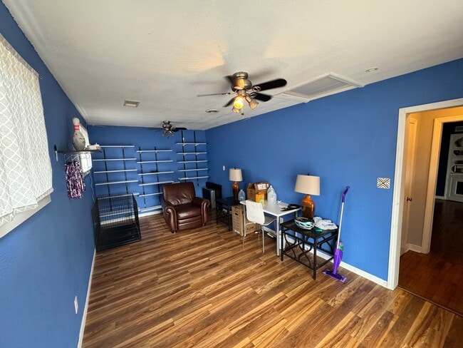 Building Photo - Spacious 2 Bedroom Home Close to Campus