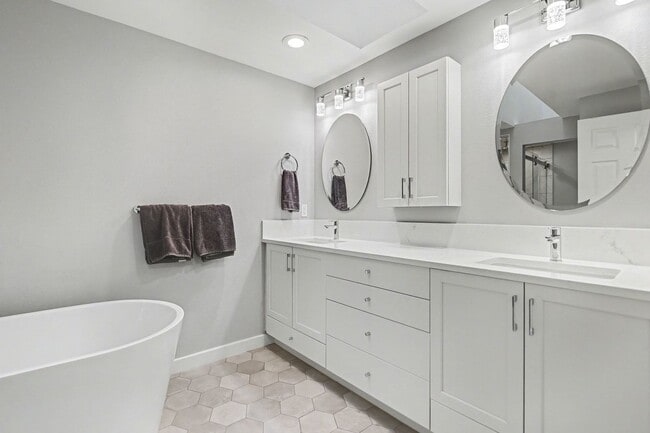 Building Photo - 3bd/3ba Seattle Home