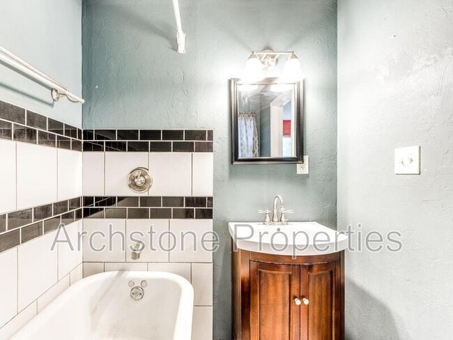 Building Photo - 608 Holoway Dr