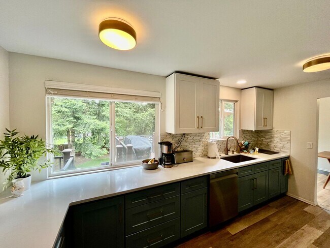 Building Photo - Spacious 5 Bed 3 Bath Home with In-Law Suite and huge yard in Olympic Hills