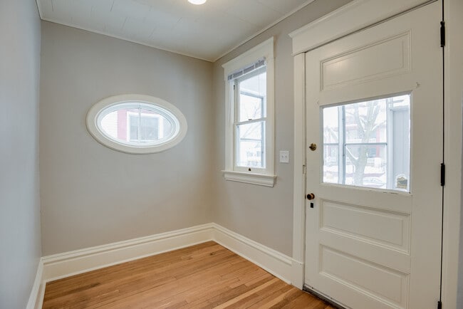 Building Photo - 4BD 2BA House. Refurbished, large house, great location available JUNE 1ST.