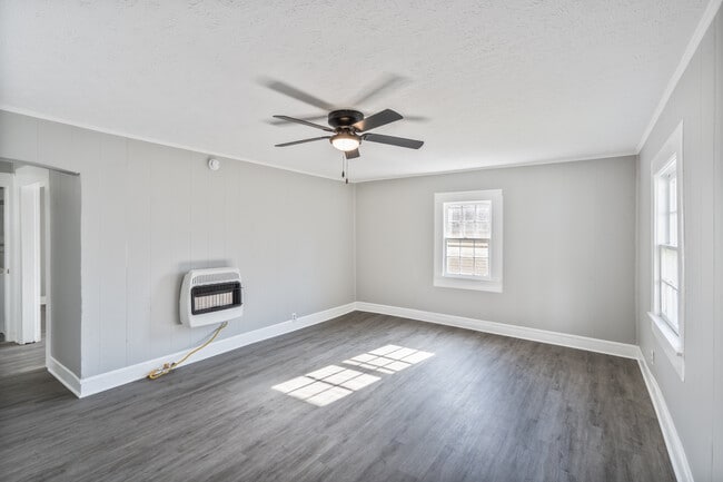 Building Photo - 611 E Main St