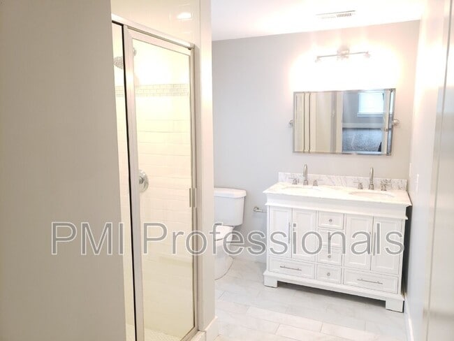 Building Photo - 512B Eastboro Dr