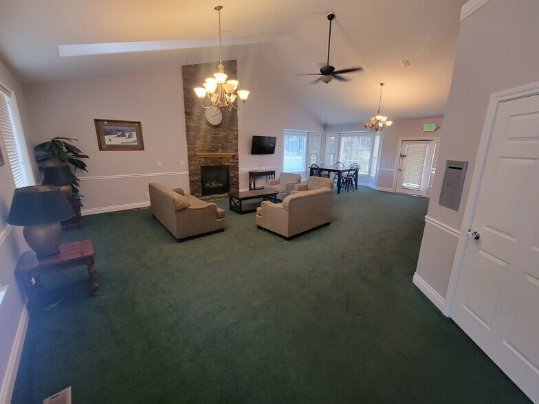 Building Photo - 884 Liberty Ln