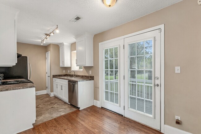 Building Photo - 123 River Oaks Dr