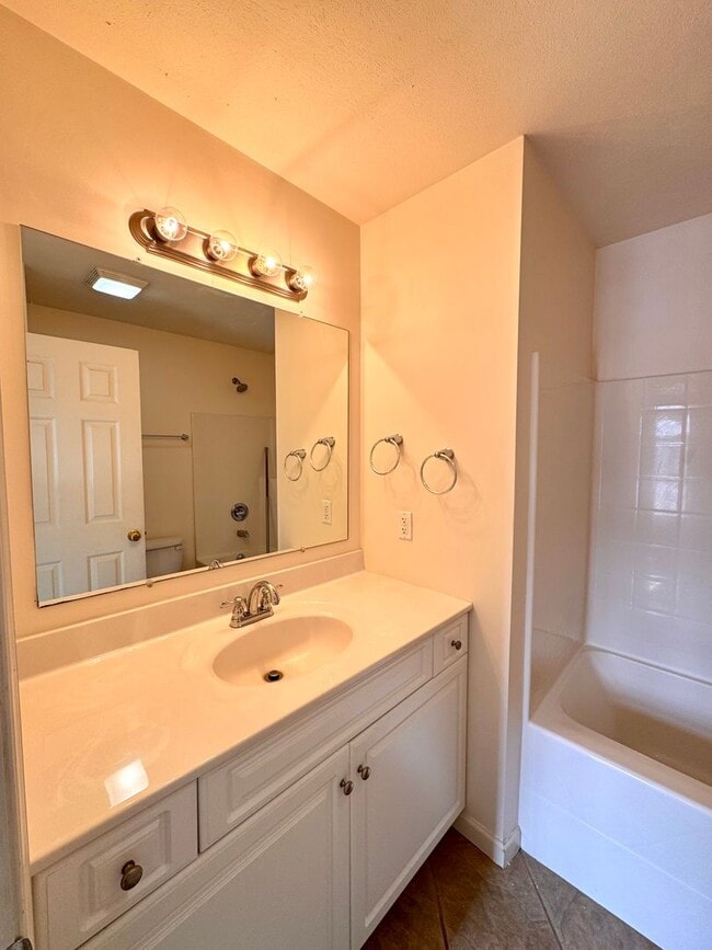 Building Photo - End Unit Townhome for Rent in Taylor Springs