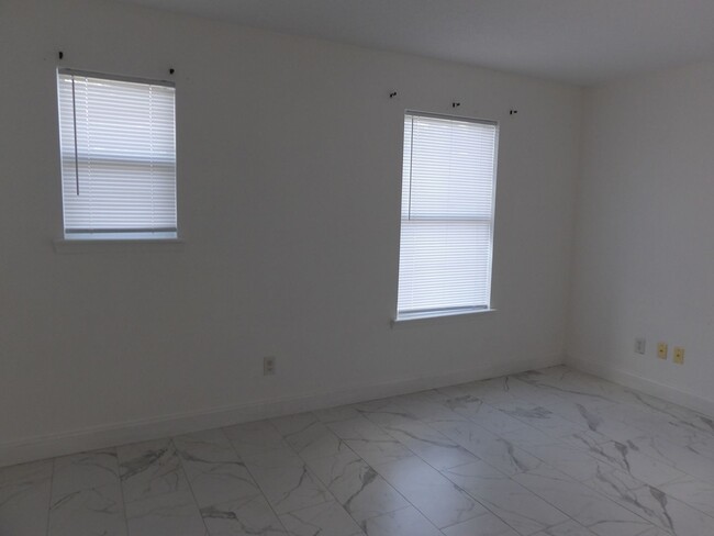 Building Photo - 4 Bedroom 2.5 Bath 2 Car garage Carole Arc...