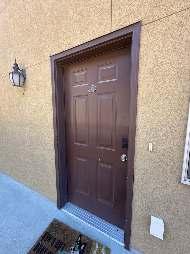 Building Photo - GORGEOUS Downtown Unit!!!
