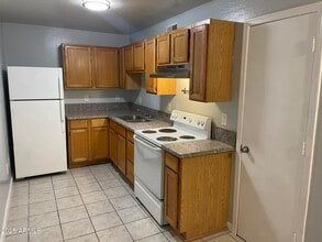 Building Photo - 602 E Townley Ave