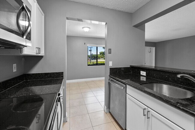 Building Photo - 818 Meadows Cir