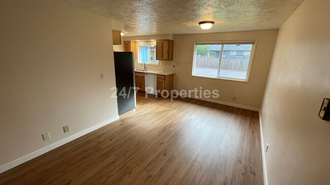 Building Photo - Beautiful 4 BD | 2 BA Corner Lot Home - Mi...