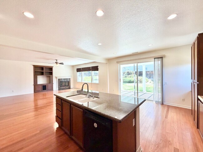 Building Photo - Blackmore Ranch Cul-de-Sac Home w/ Loft, 3-Car Tandem Garage & RV Parking