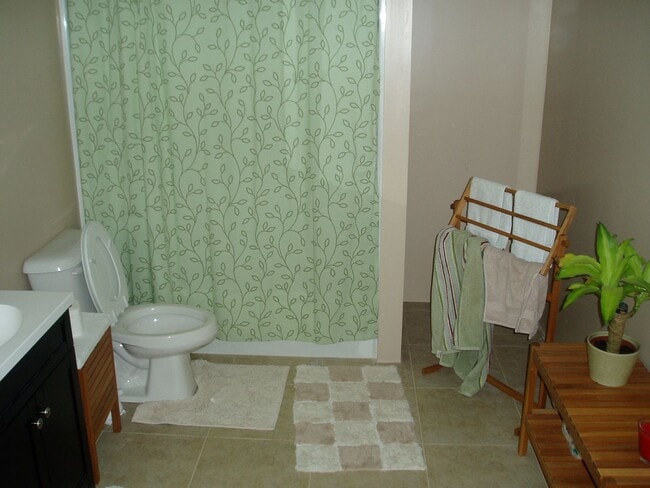 Building Photo - 5 Bedroom 3 Bath home close to ASU - POOL AND TURF BACKYARD