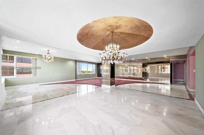 Building Photo - 5255 Collins Ave