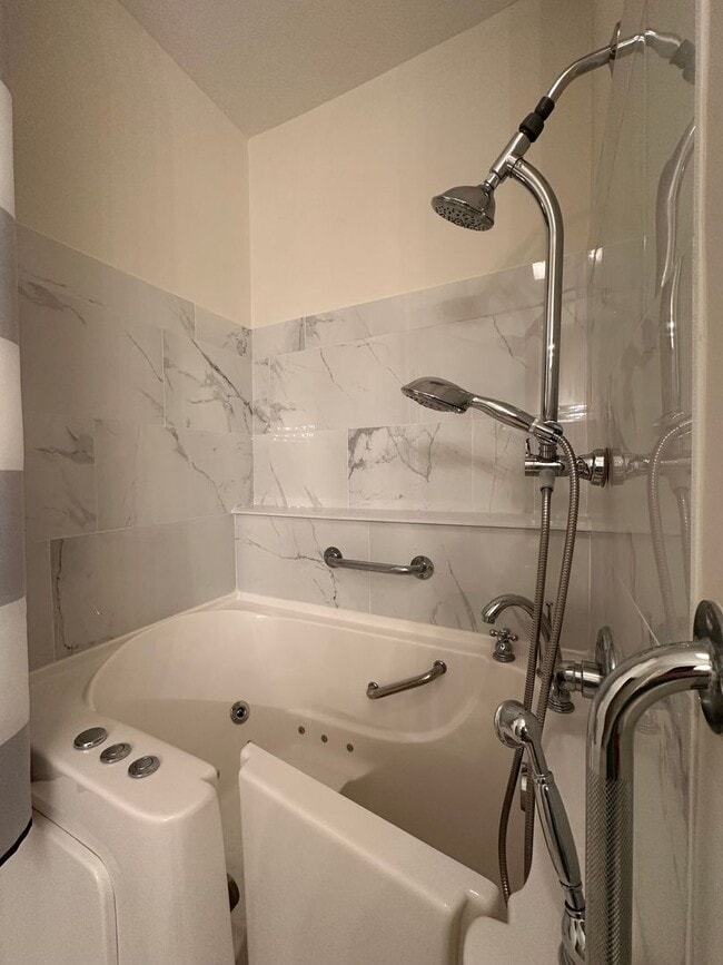 Building Photo - 3 Bedroom / 2 Bath Brick Home Kingsport, TN