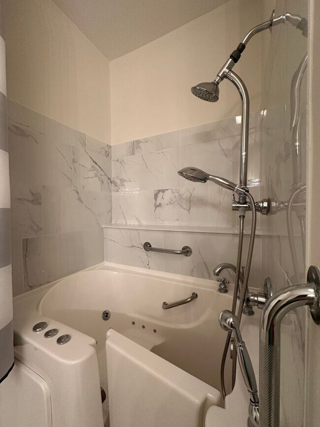 Building Photo - 3 Bedroom / 2 Bath/2 car garage/sunroom Brick Home Kingsport, TN