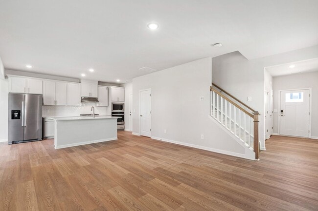 Building Photo - Stunning 3-Bedroom Residence in Oak Manor,...