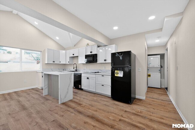 Building Photo - Bright & Modern 2-Bed Home with Ocean Glimpses in Prime Vista Location