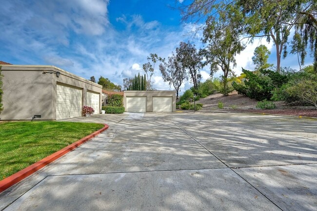 Building Photo - Rancho Bernardo 55+ Community Attached Home 2 Bed, 2 Ba with Patio, Private yard and Laundry