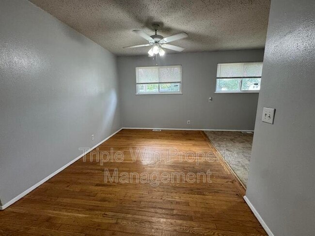 Building Photo - 220 Falcon Dr