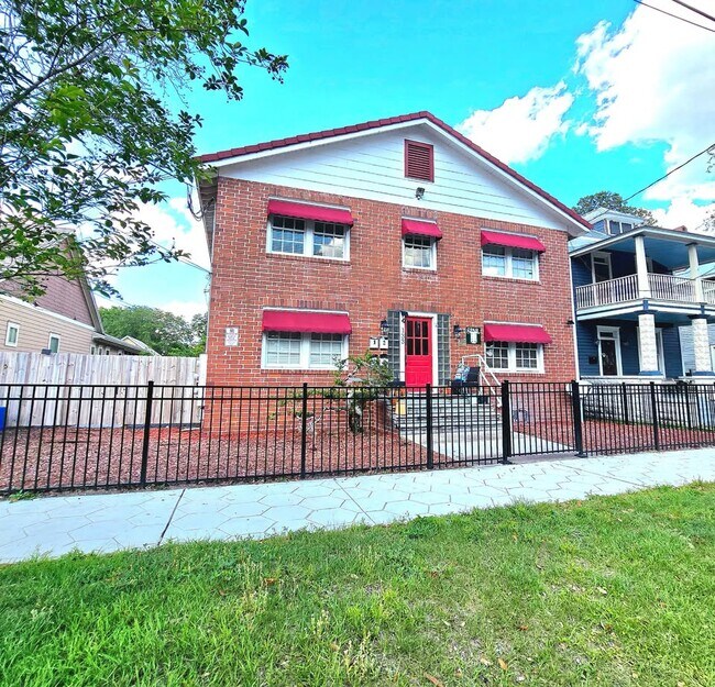 Building Photo - 133 E 4th St